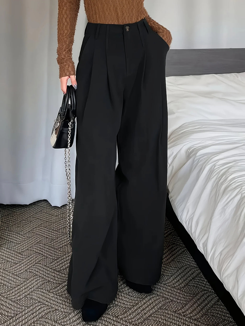 Women's black wide-leg pleated trousers