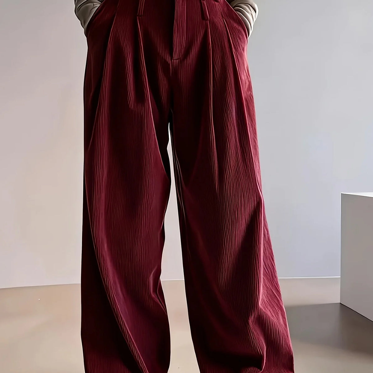 Women's black wide-leg pleated trousers