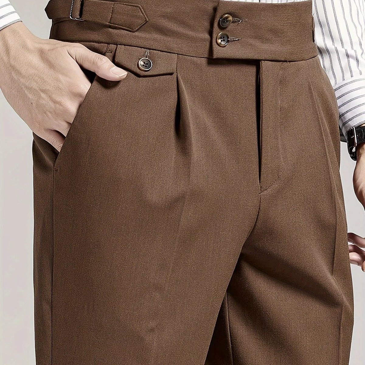 Men's light brown single-pleat trousers for chilly autumn and winter days
